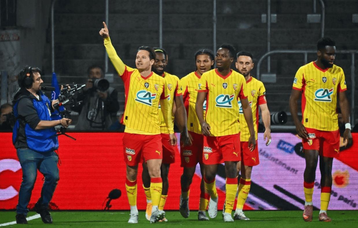 4-1！法甲劲旅踢爆图卢兹，强势挺进决赛，球迷冲入场内疯狂庆祝